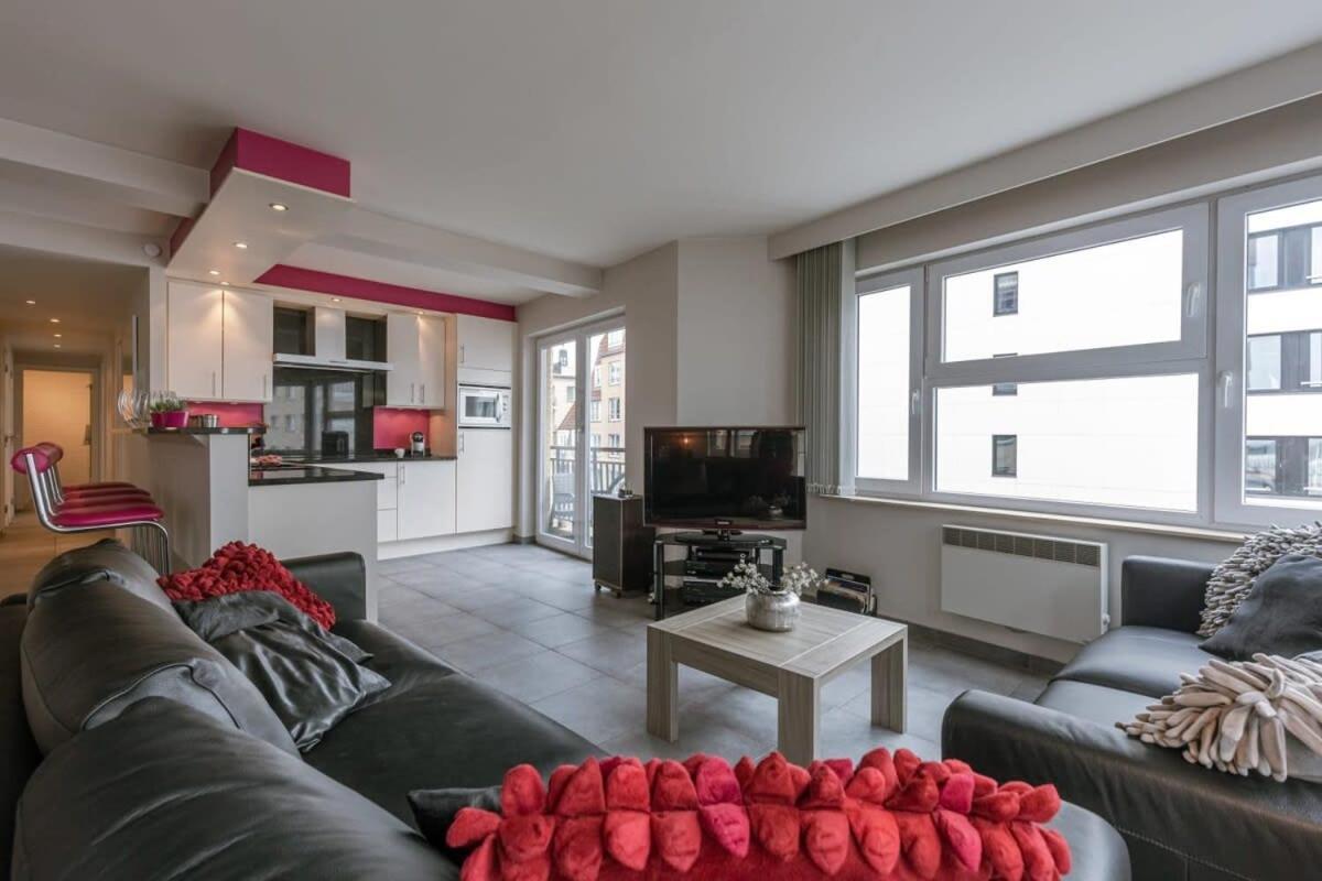 Appartement With Lateral Sea View & Private Parking Oostende