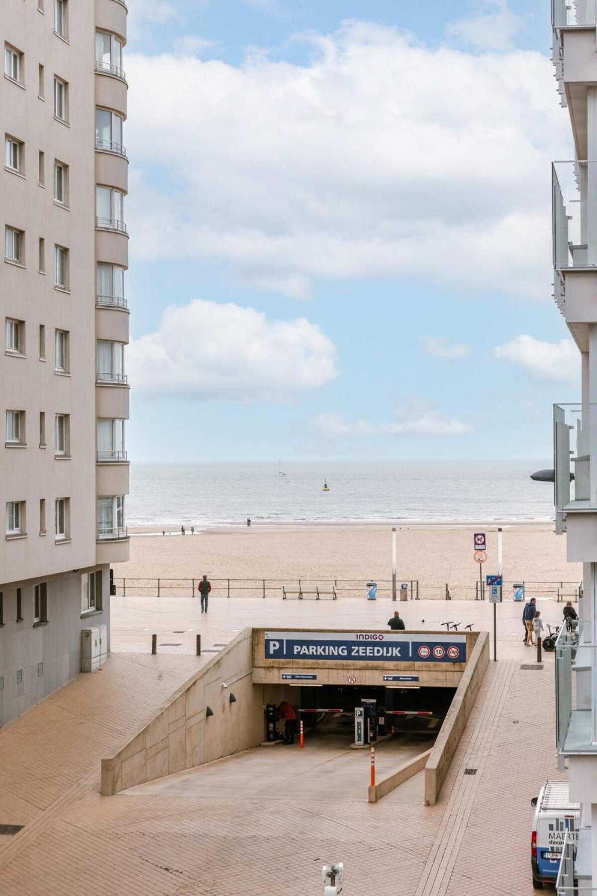 With Lateral Sea View & Private Parking Appartement