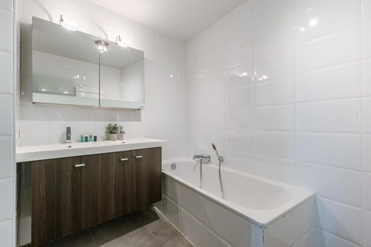 With Lateral Sea View & Private Parking Appartement